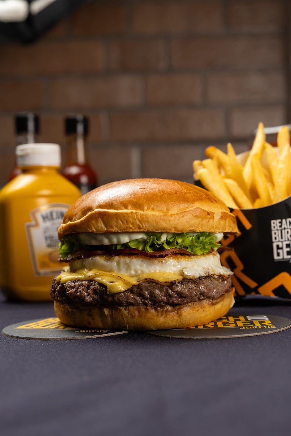 Burger Copacabana com ovo, bacon e queijo